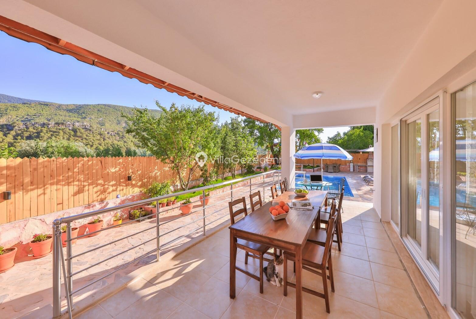 Villa Dr — 16