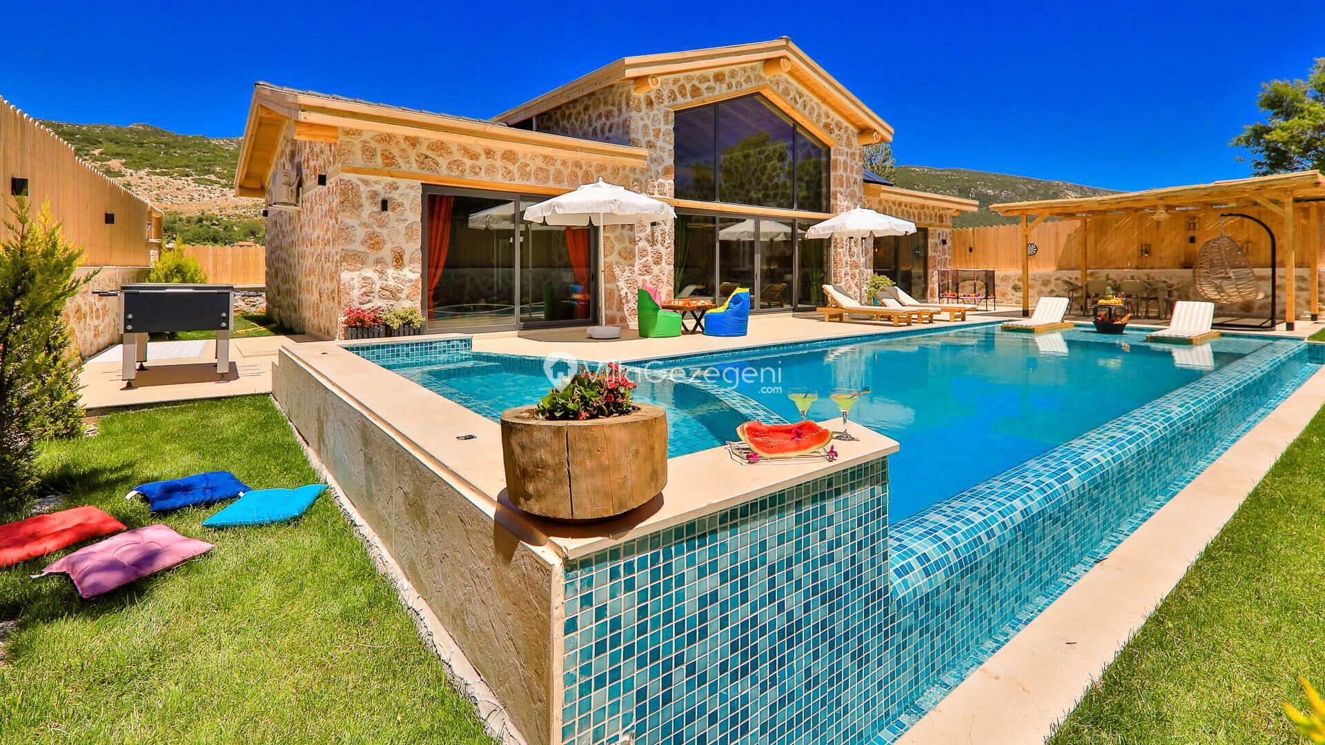 Villa Happiness — 1