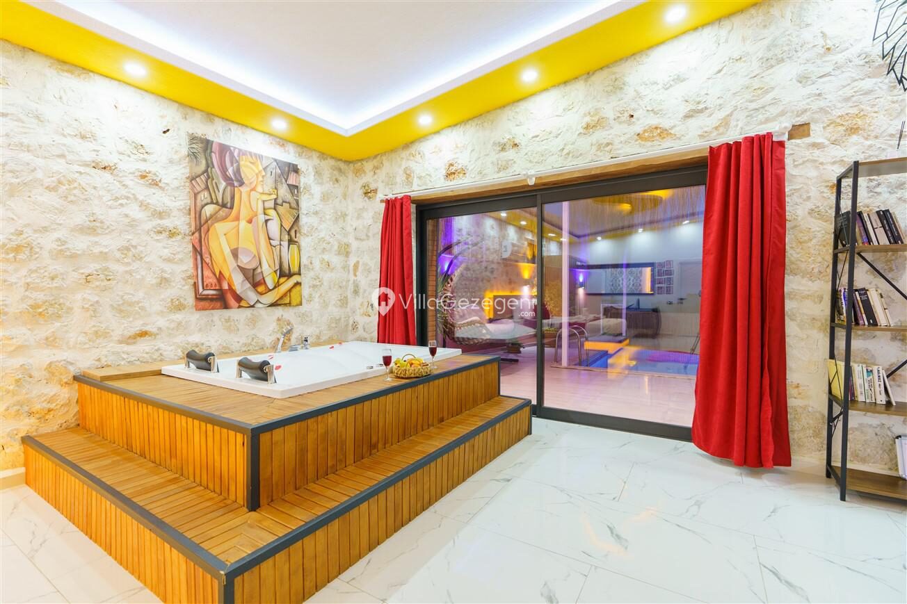 Villa Mira Queen — 52