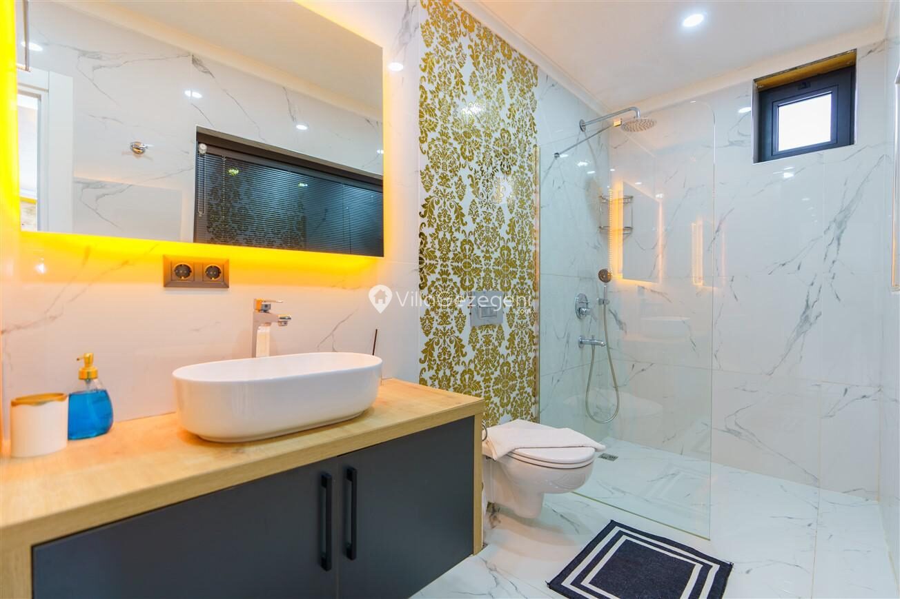 Villa Mira Queen — 57