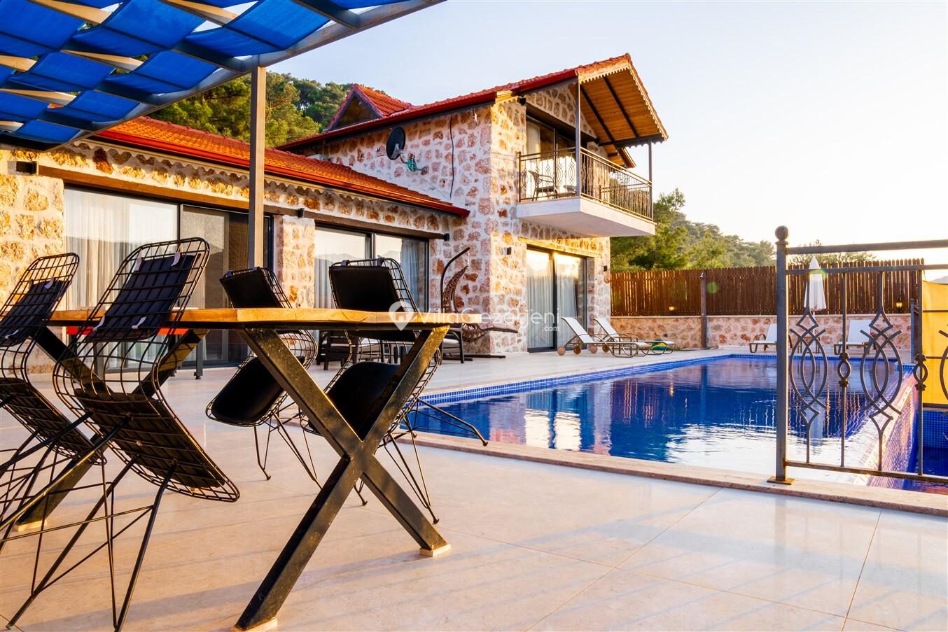 Villa Fiesta — 6