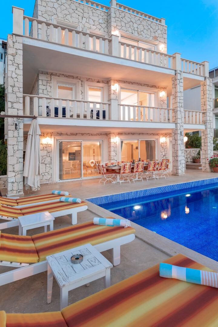 Villa Ketchy — 2