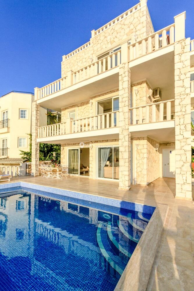 Villa Ketchy — 7