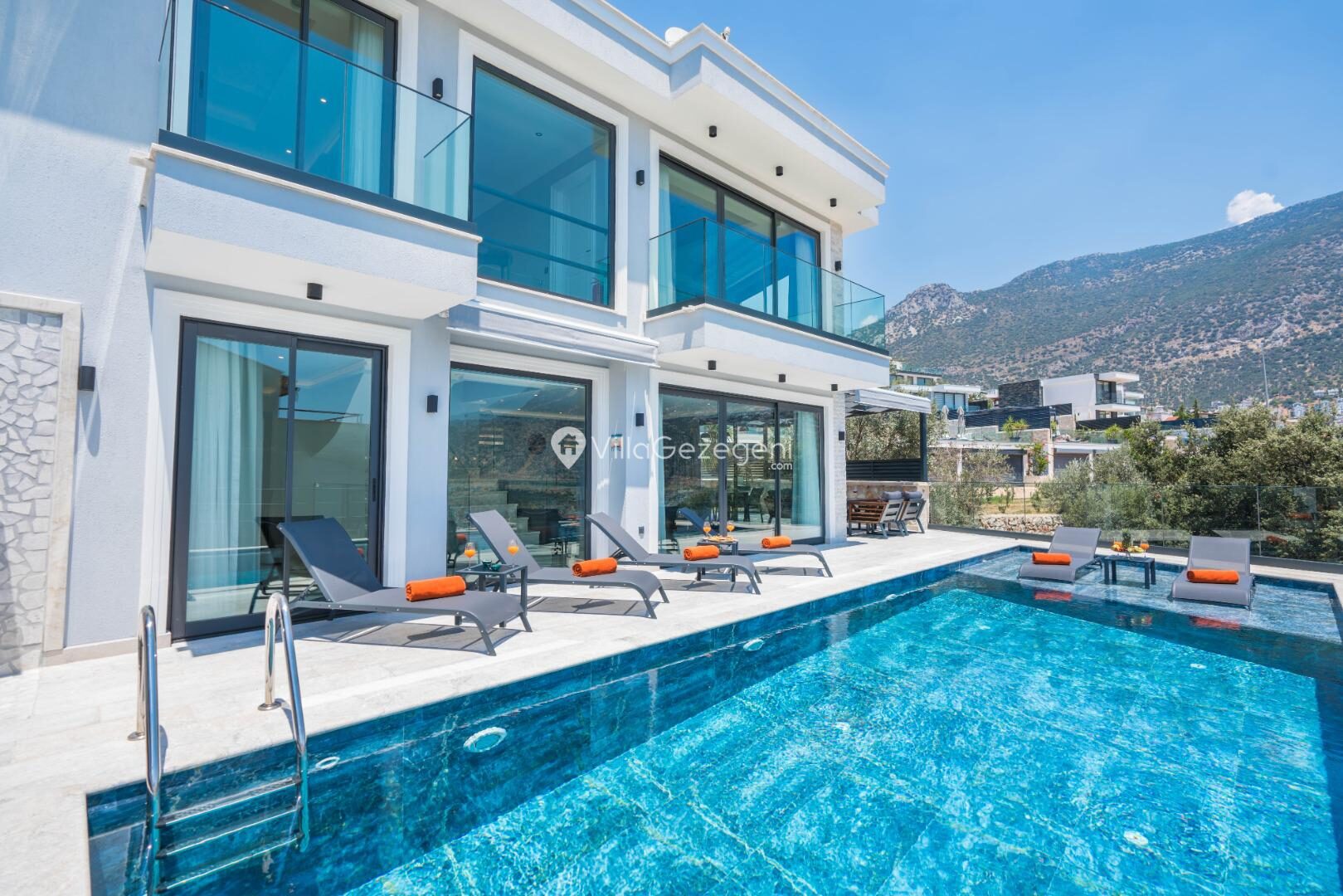 Villa Moonset — 2