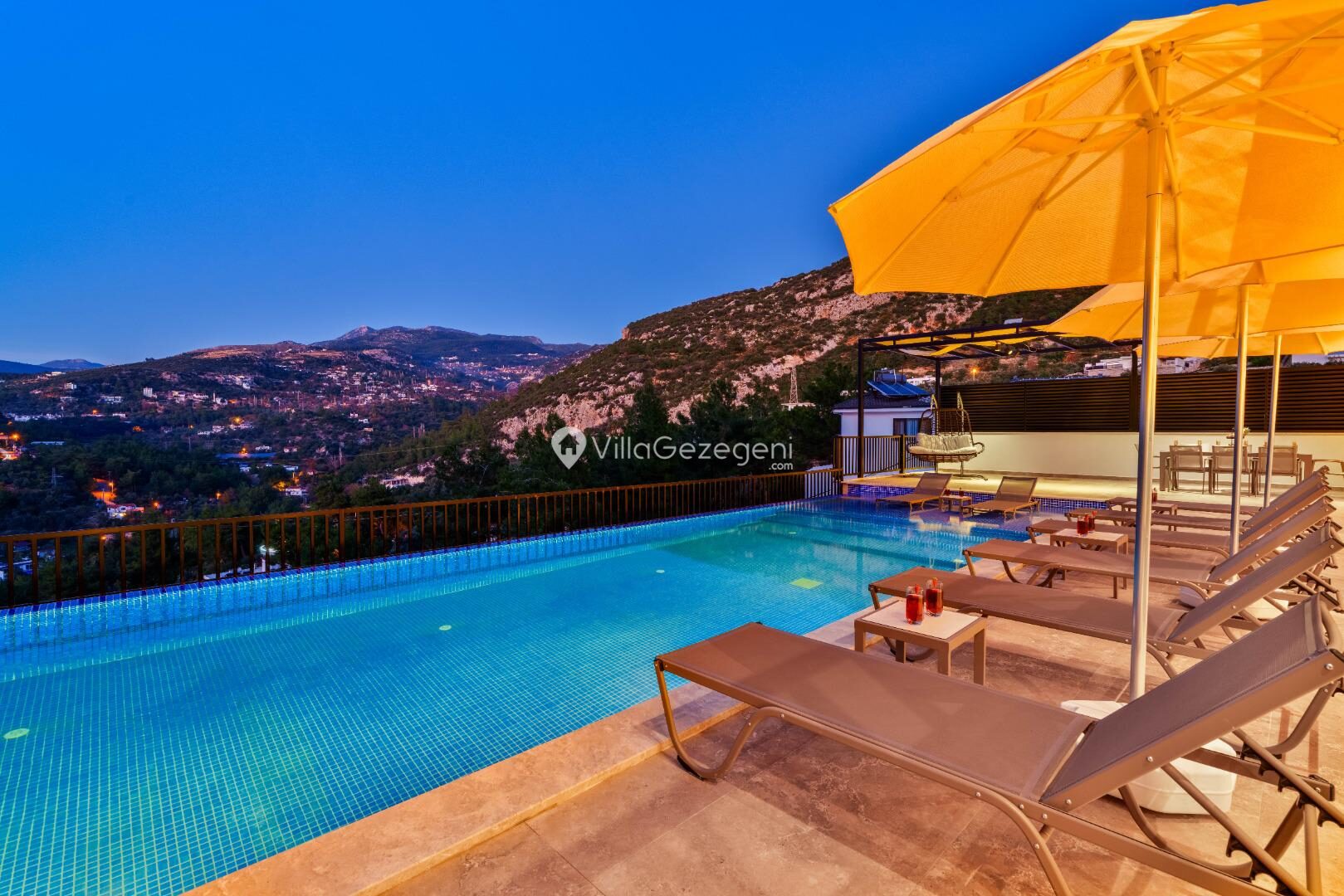 Villa Blue Night — 13
