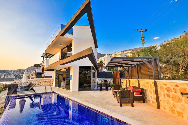Villa Loca — 2