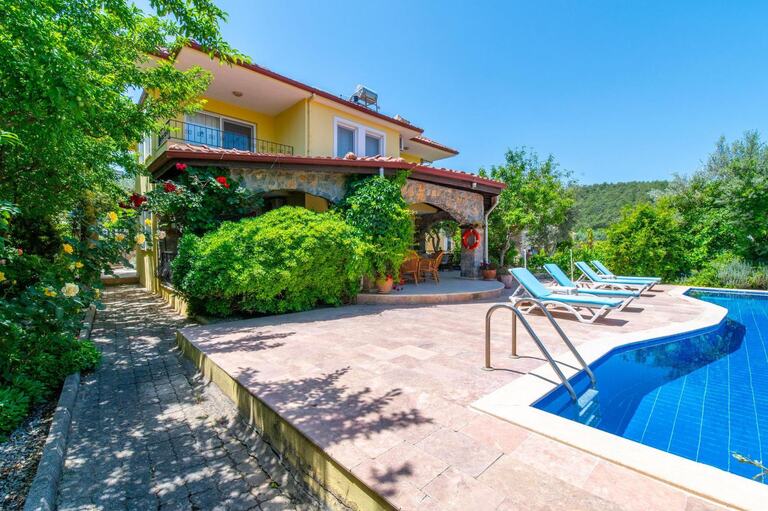 Villa Alora — 2