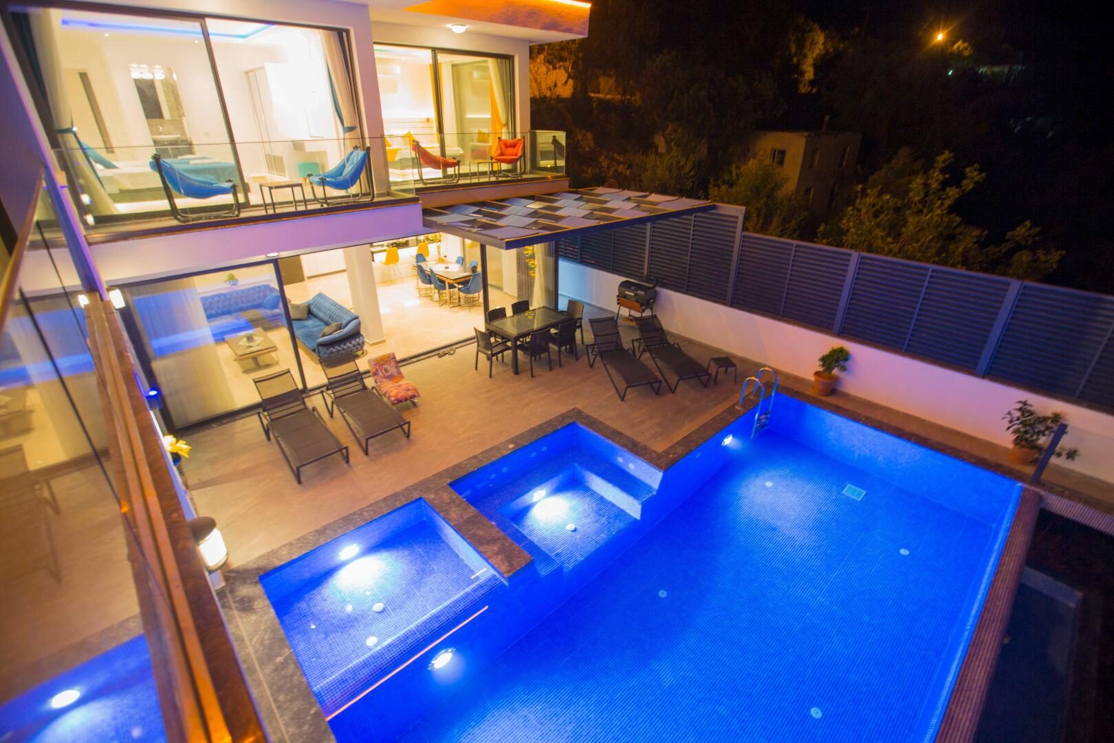 Villa Fantastik — 19
