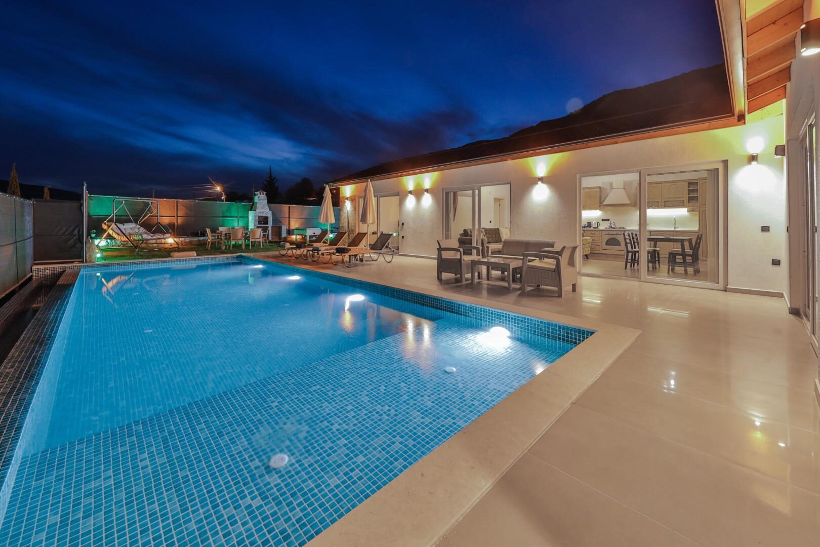 Villa Tawny — 16