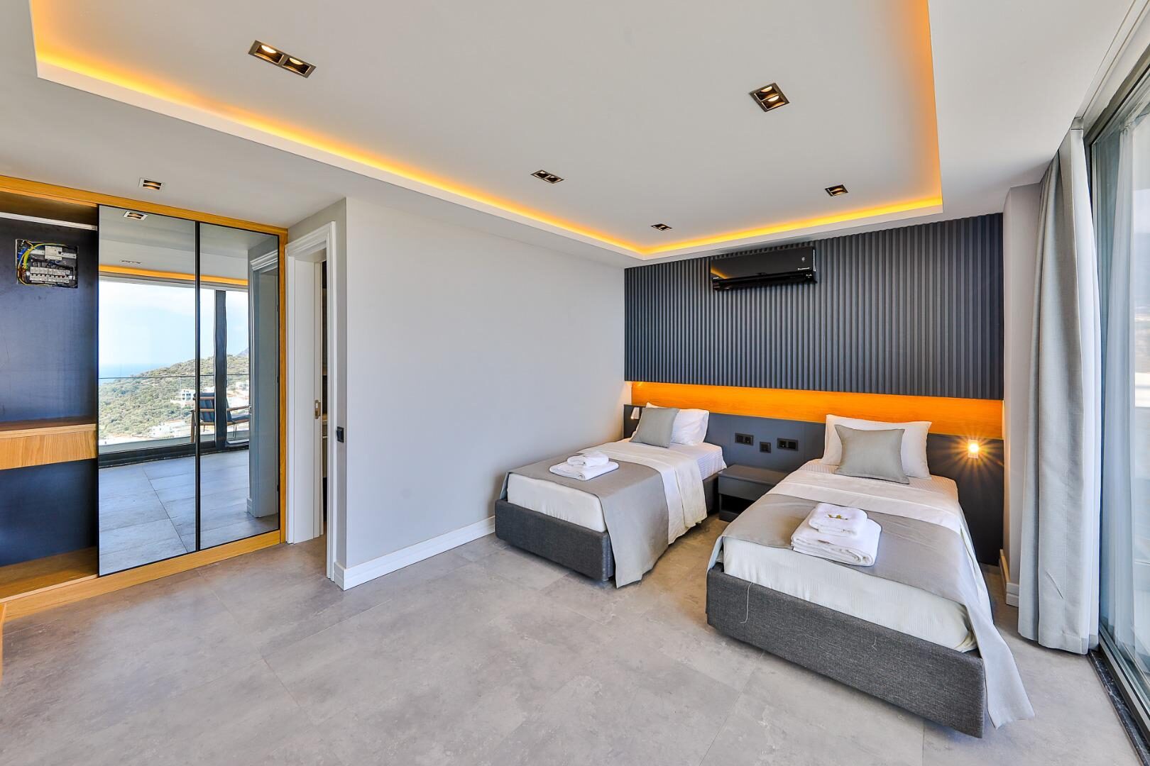 Villa Royal Life — 114