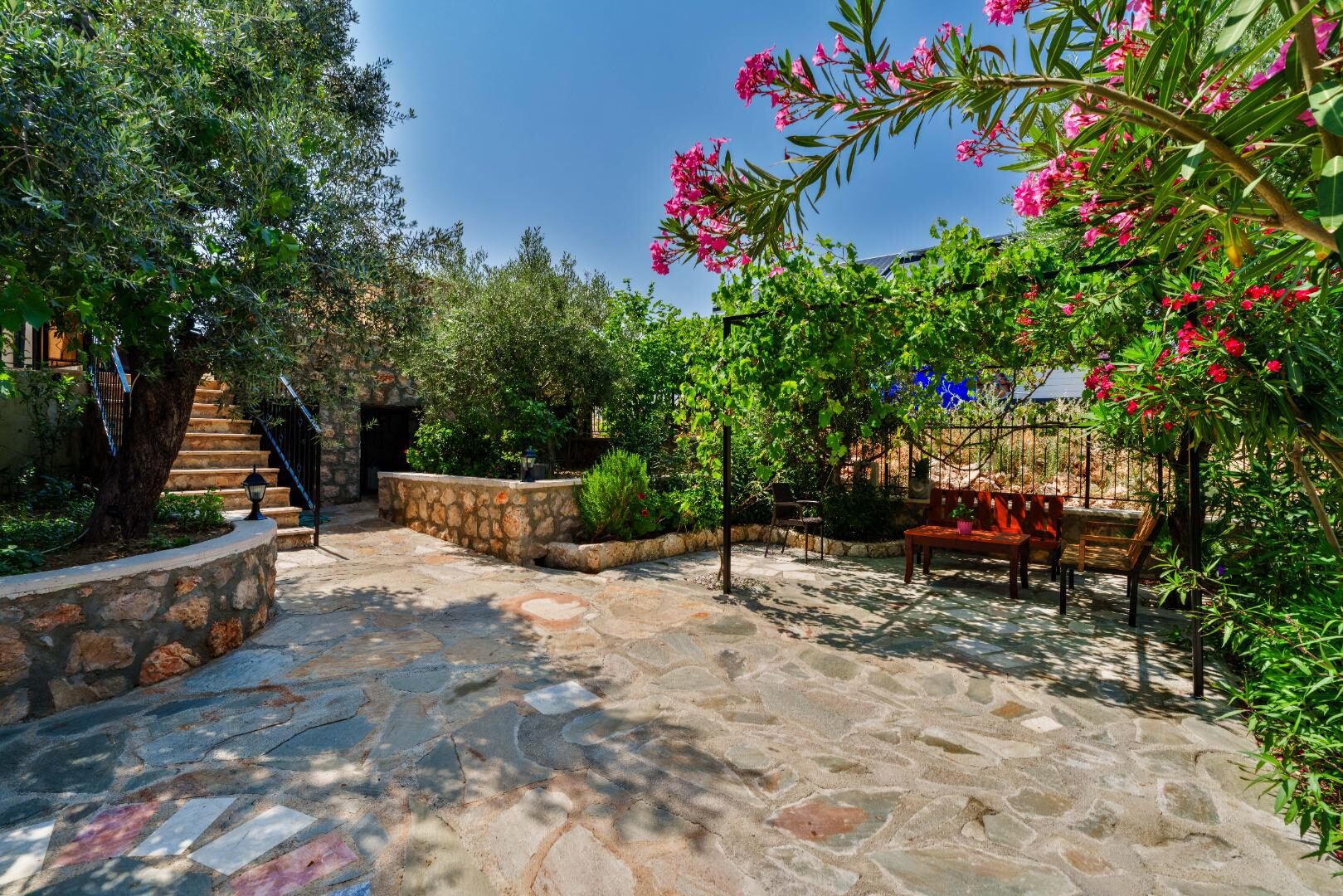 Villa Samyeli — 24