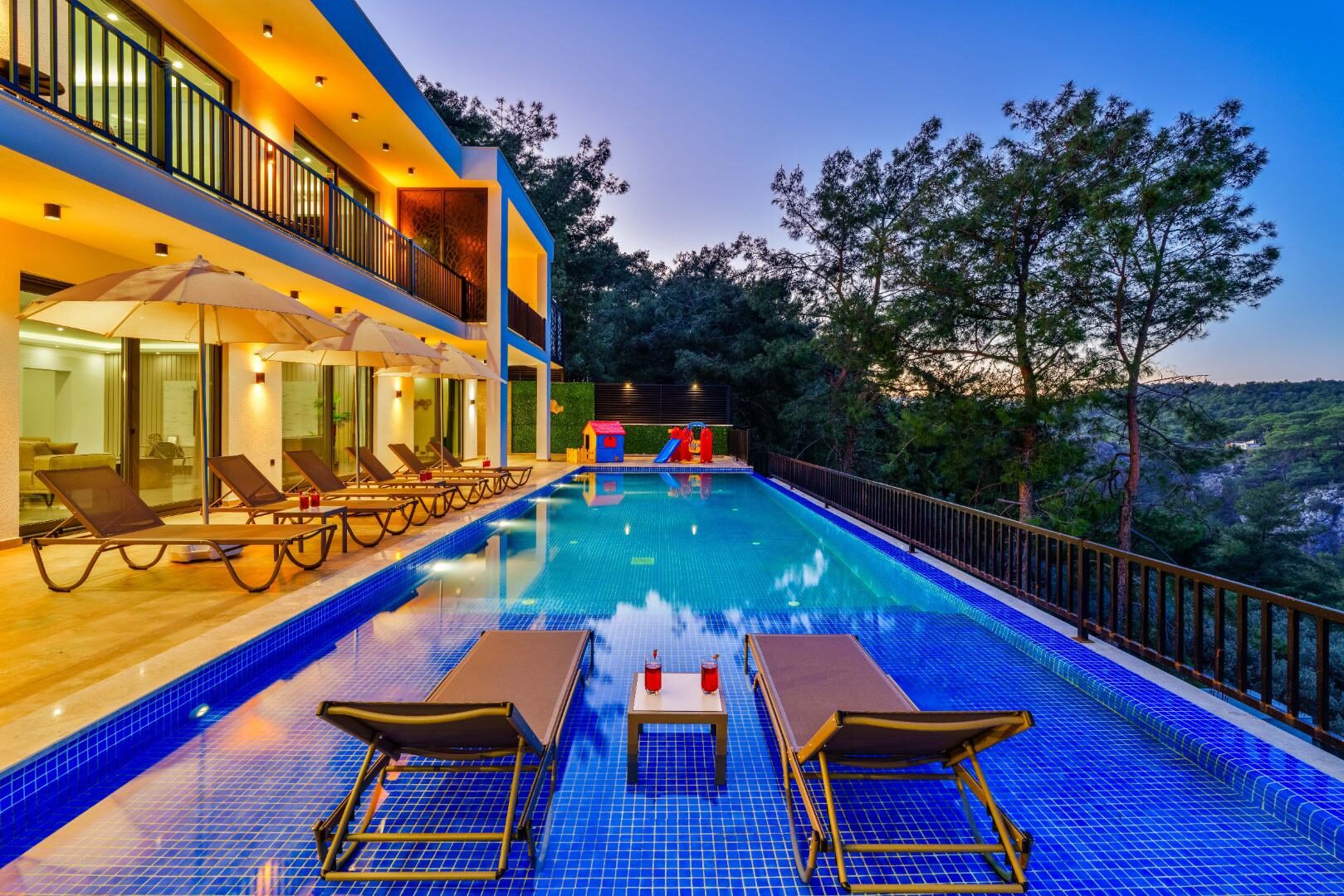 Villa Blue Night — 10