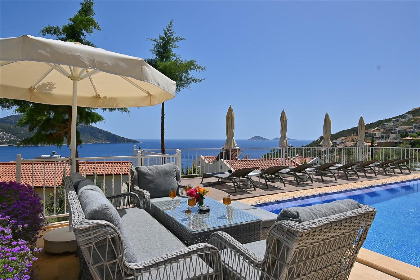 Villa Dionysus — 12