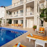 Villa Ketchy — 6