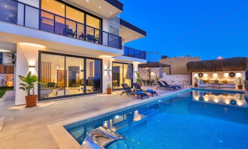 Villa Fi Manor — 3