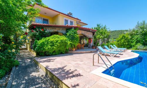 Villa Alora — 2