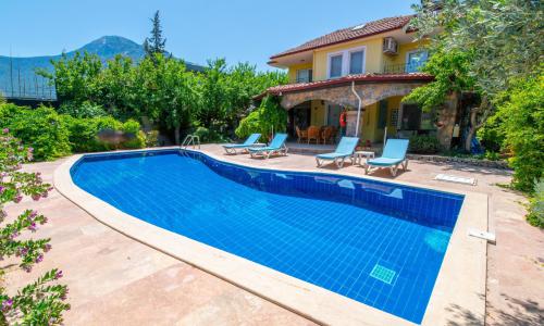 Villa Alora — 1
