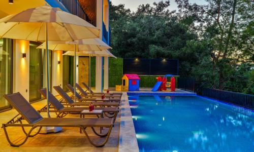 Villa Blue Night — 8