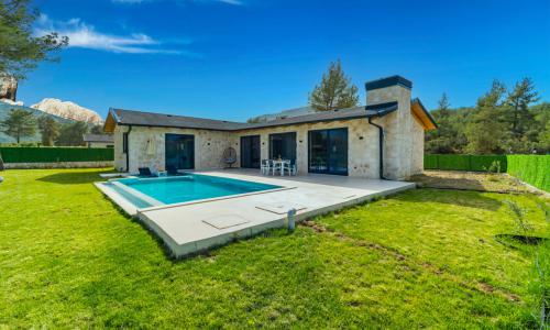 Villa Casaba Uğrar