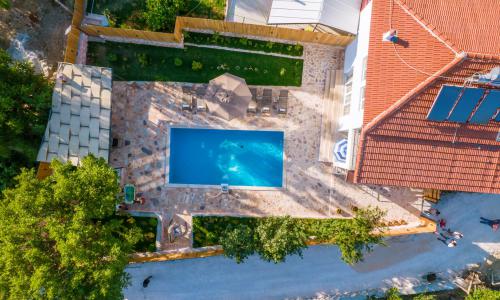 Villa Dr — 3