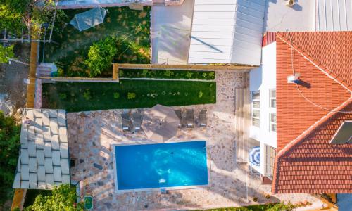 Villa Dr — 52
