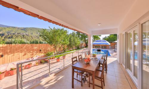 Villa Dr — 16