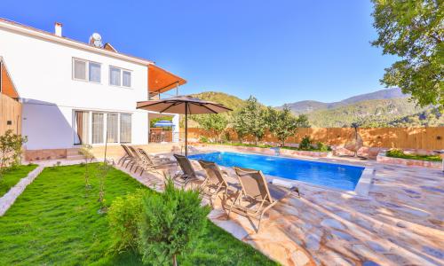 Villa Dr — 4