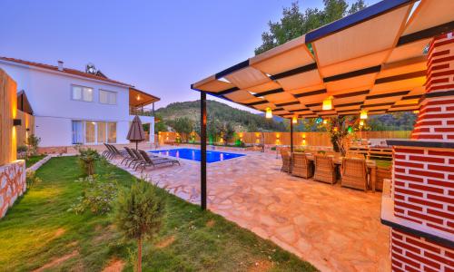 Villa Dr — 5