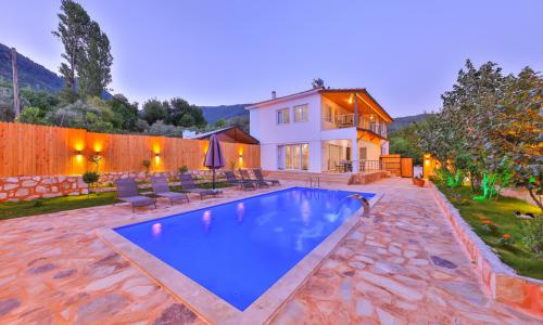 Villa Dr — 1