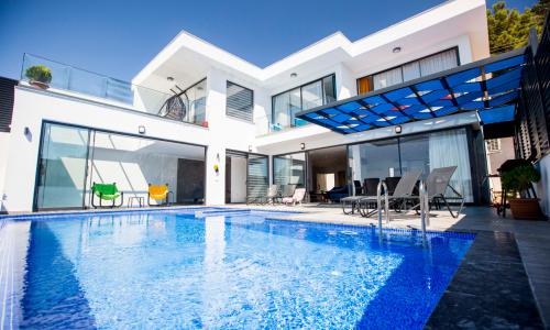 Villa Fantastik — 2