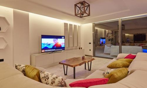 Villa Unlimited — 24