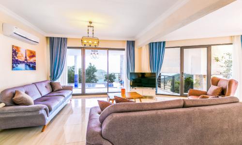 Villa Hills Spring — 10