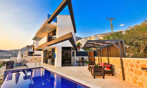 Villa Loca — 2