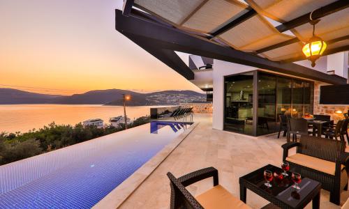 Villa Loca — 10