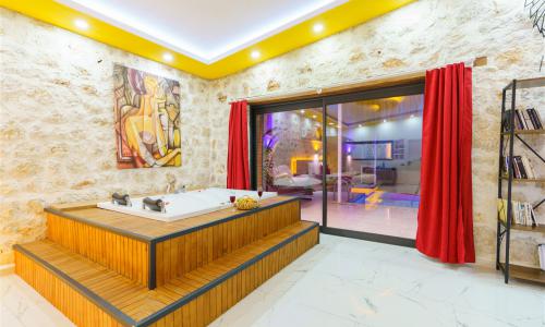 Villa Mira Queen — 52