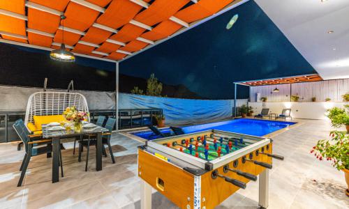 Villa Neon — 3