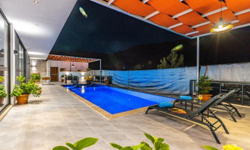 Villa Neon — 10