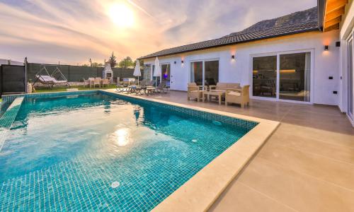 Villa Tawny — 2