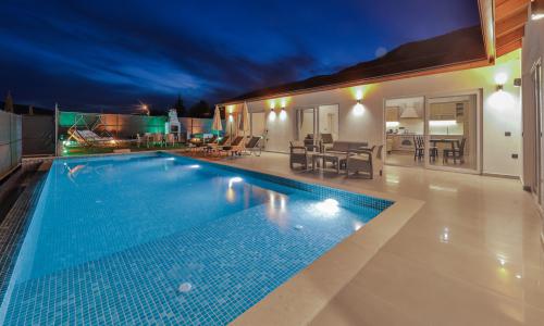 Villa Tawny — 16