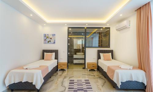 Villa Twins 1 — 70