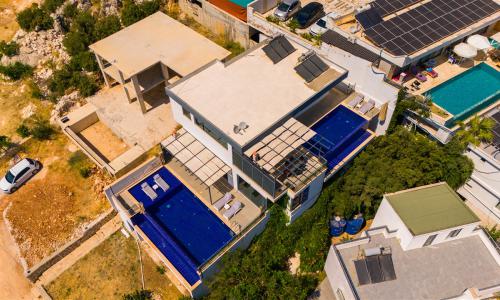 Villa Twins 2 — 52