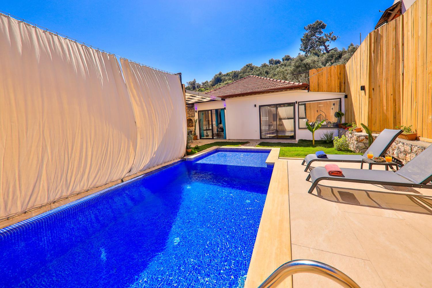 Villa Flower Aras (2) Kişilik Havuzlu Muhafazakar Balayı Villası