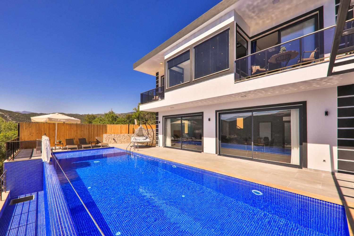 Villa Pilot, Kalkan'da (4) Kişilik Çift Jakuzili Kiralık Aile ve Balayı Villası