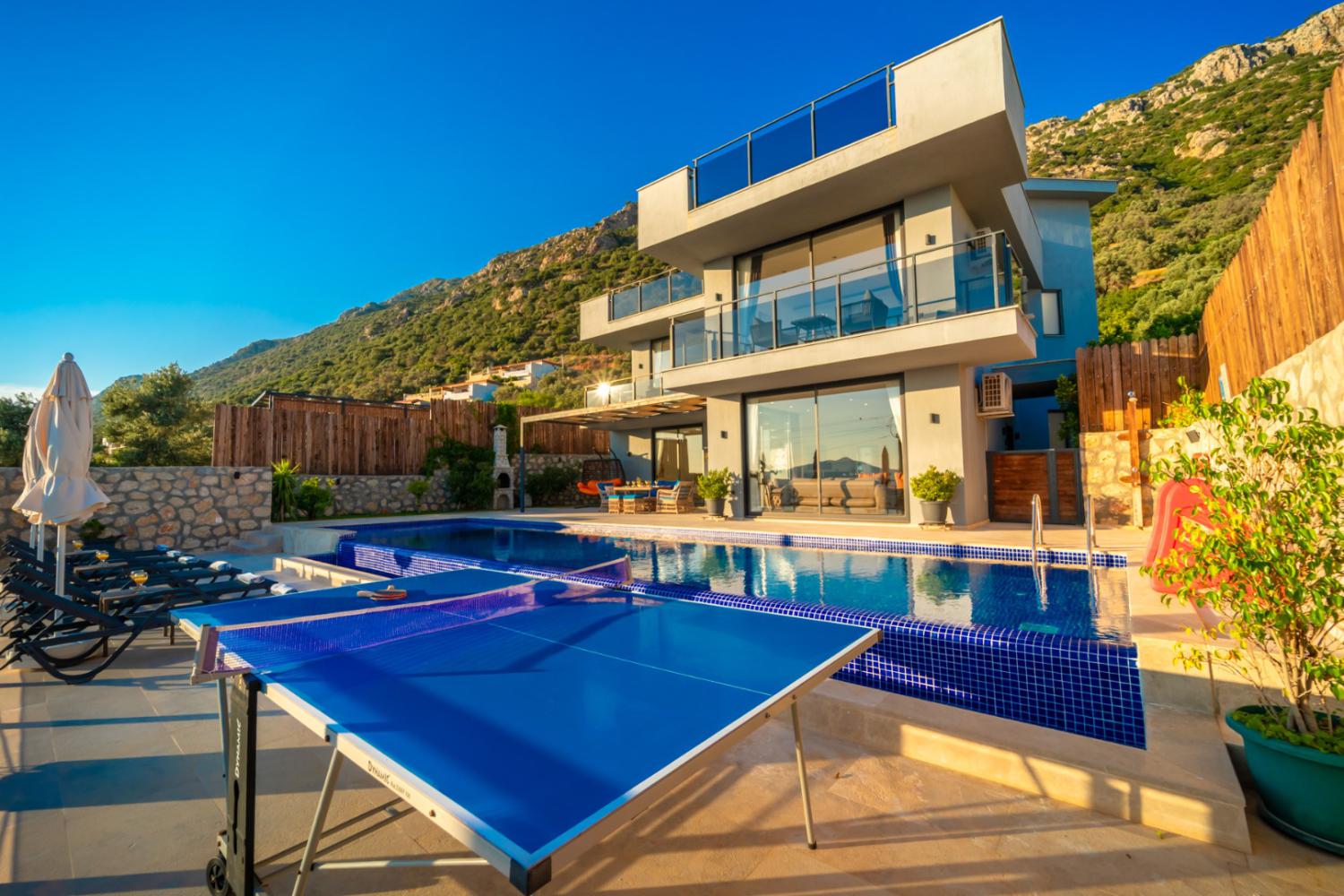 Villa Azde; Kalkan Kördere' de 3 yatak odalı 6 kişilik kiralık deniz manzaralı villa
