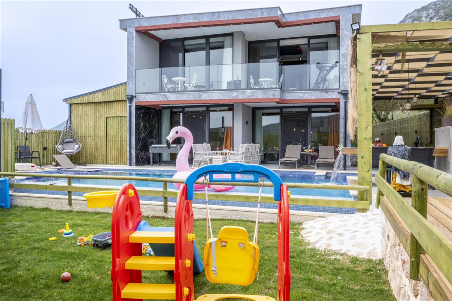 Villa Azores Çukurbağ, Kaş'ta (6) kişilik balayı çiftleri ve aileler için uygun villalarımız arasında yer almaktadır.