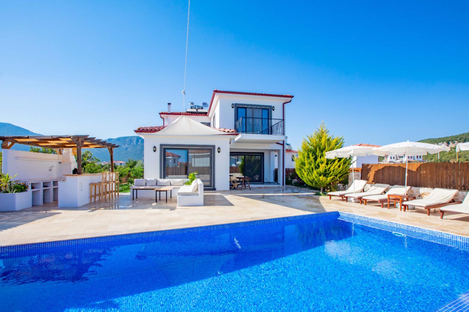 Villa Toscana Kaş – Doğa Manzaralı Özel Havuzlu 6 Kişilik Kiralık Villa