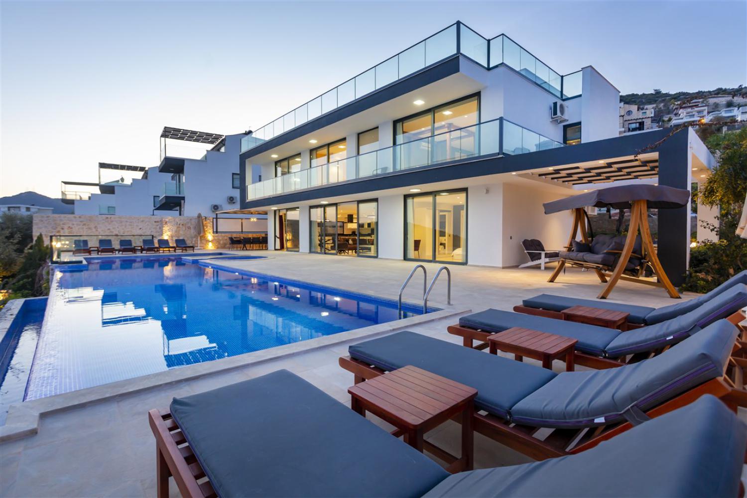 Villa Tigra (10) Kişilik Lüx, Deniz Manzaralı Jakuzili Geniş Aile Villası
