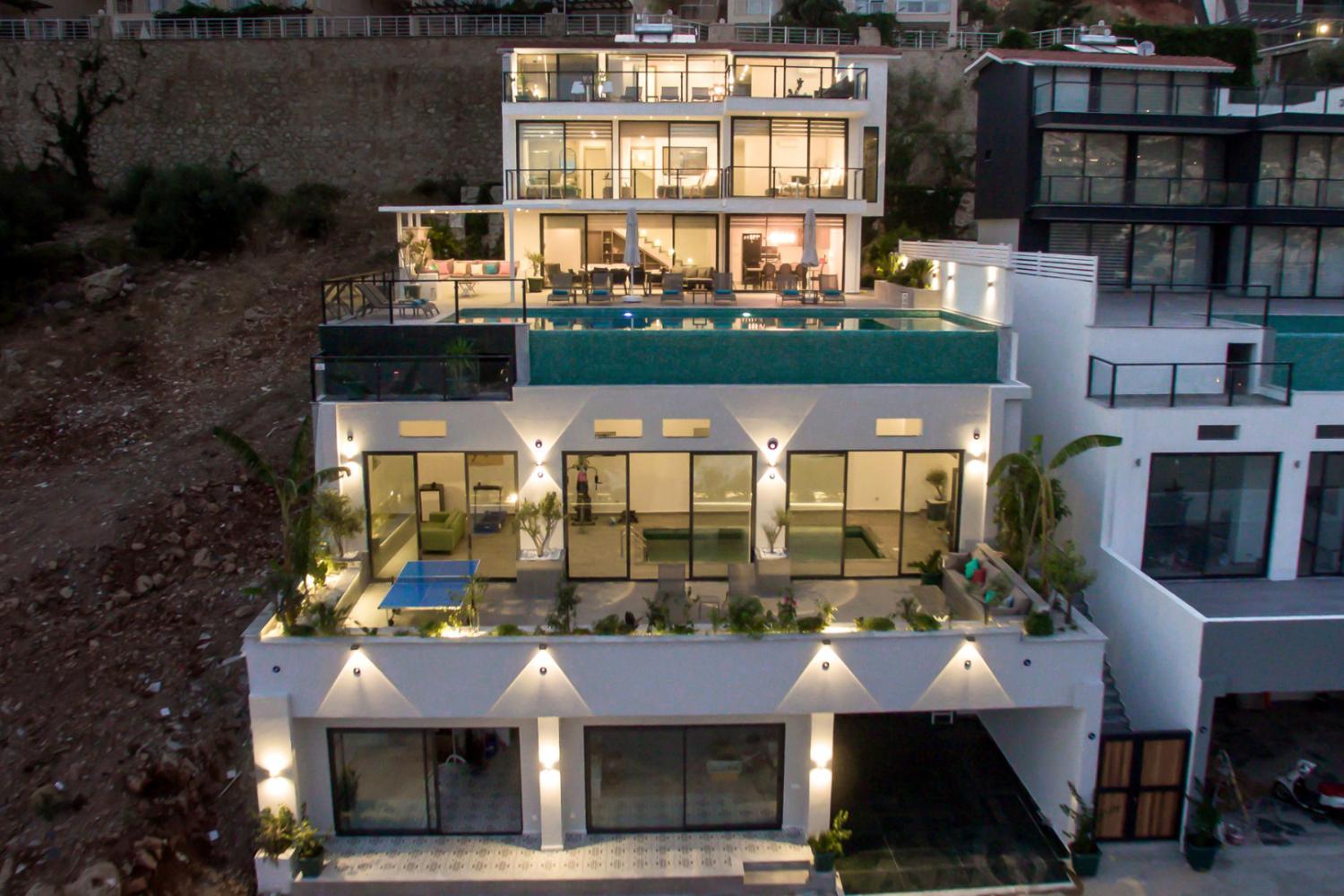 Villa İmperial, Kalkan'd (10) Kişilik Deniz Manzaralı Ultra Lüks Geniş Aile ve Arkadaş Villası