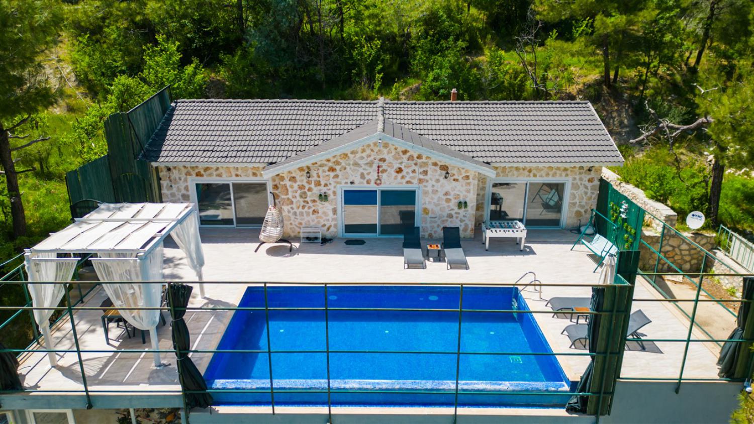 Villa Luxury İslamlar,(4) kişi kapasiteli,balayı çiftleri için uygun jakuzili villalarımız arasında yer almaktadır.