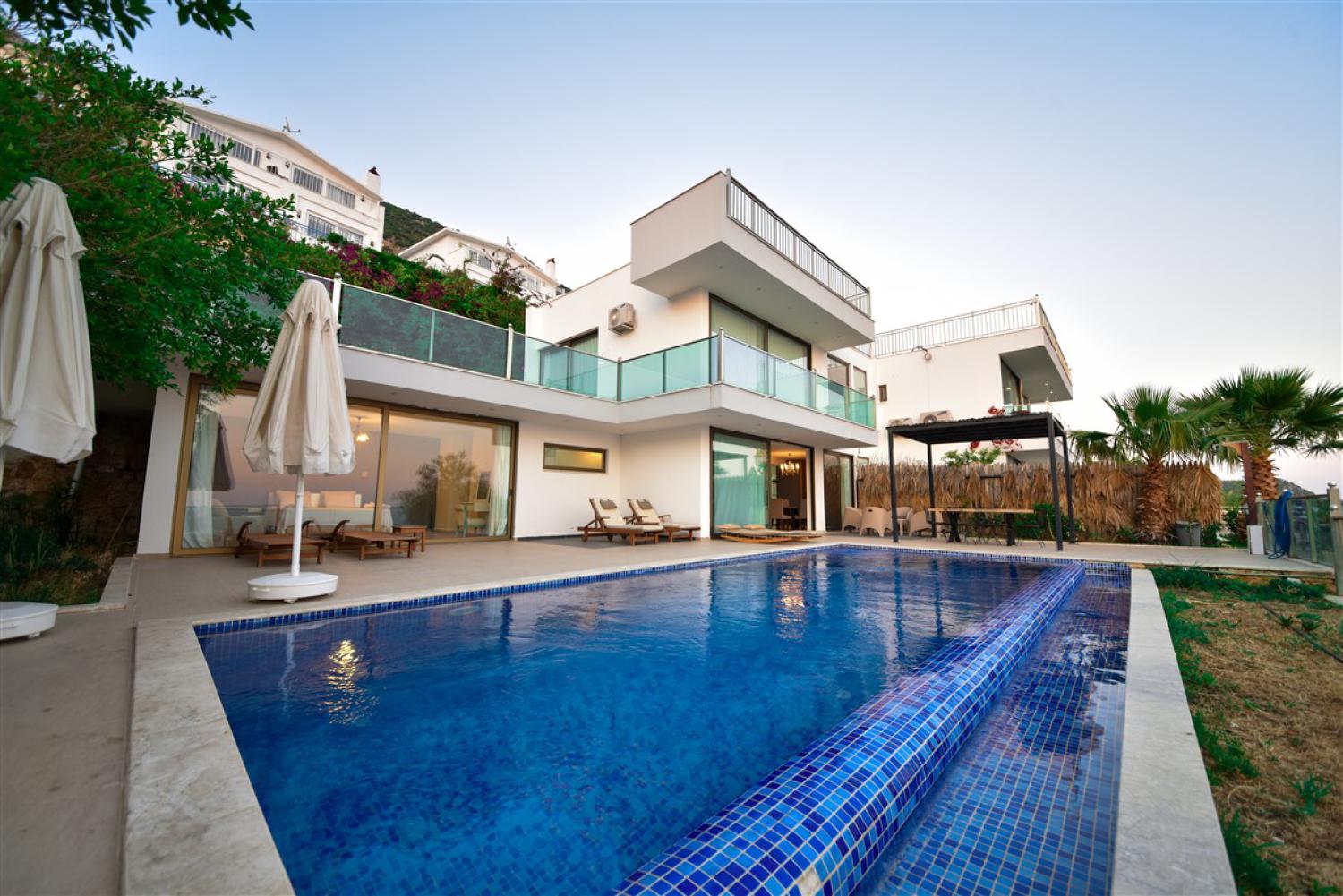 Villa Rozen Sunshine - Kördere'de Deniz Manzaralı Lüks Villa 🌅